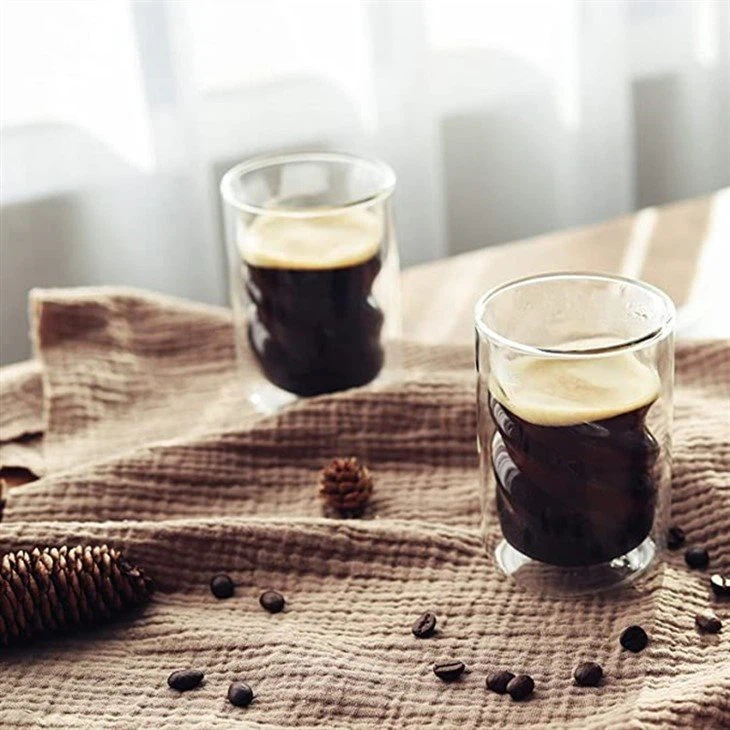 Liten midjad dubbelväggig kaffekopp i glas