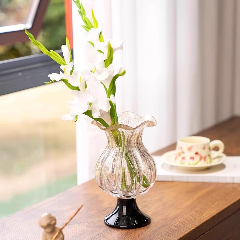 Lyxig guldfläckig hög glasvas i vintagestil