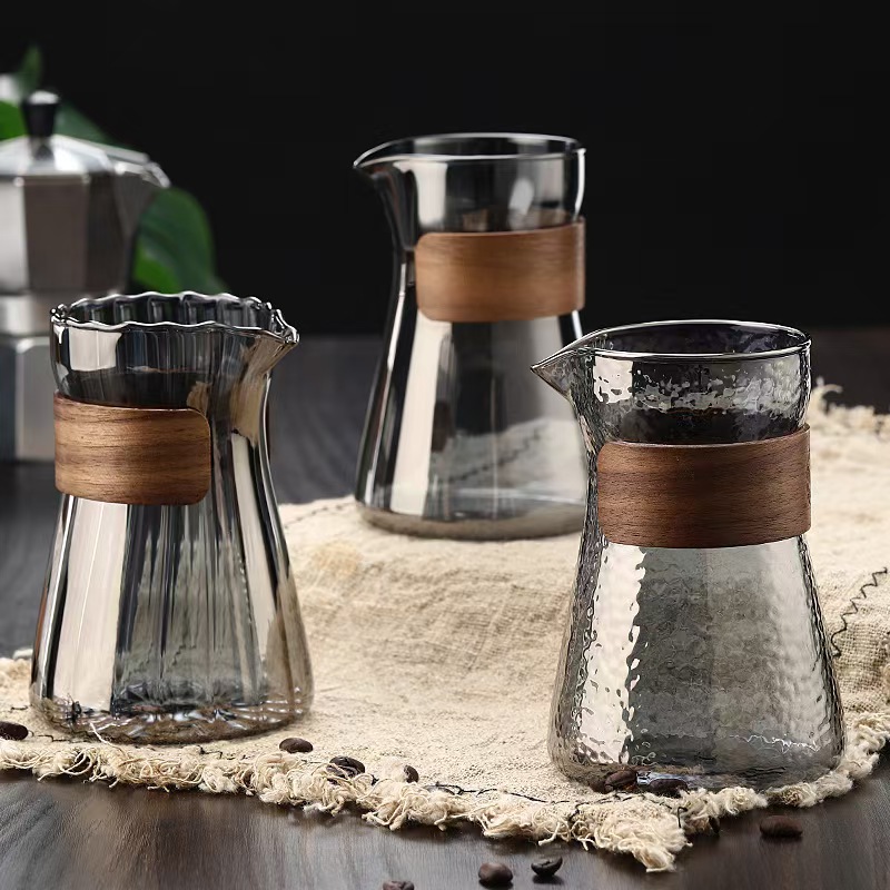 Tillverkare delar heta säljande hand häll över kaffekanna