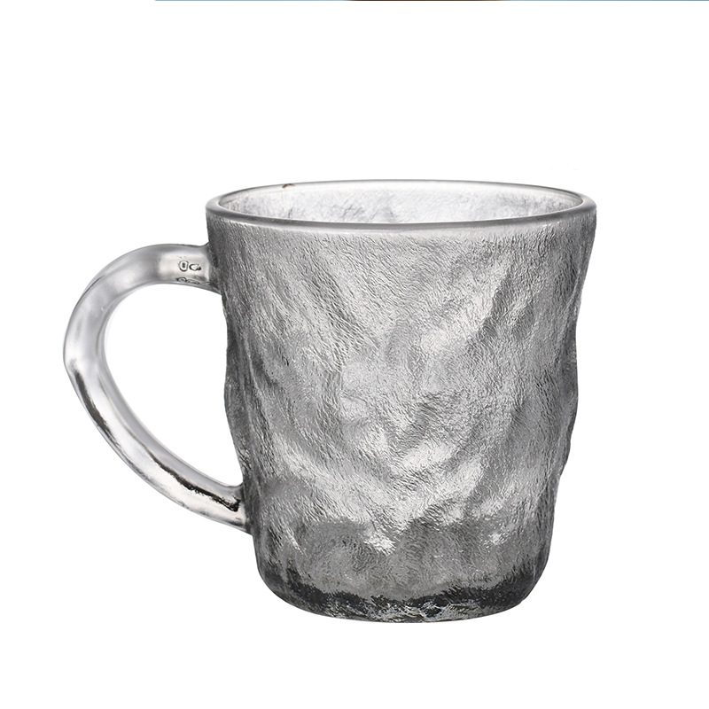 Modern minimalistisk glaskopp i glaciärstil med handtag