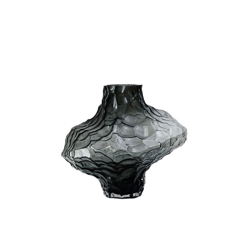 Modernt minimalistiskt matbord i glas med handgjord blomvas