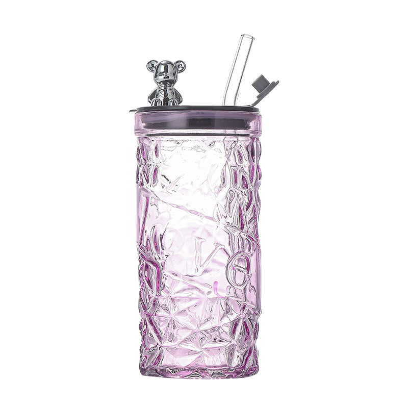 Bärbar vattenkopp i glas med björnlock och halm