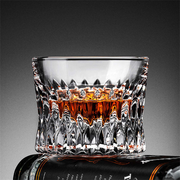 Enkelt transparent glas whiskyglas